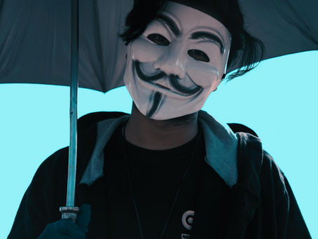 hombre con máscara y paraguas