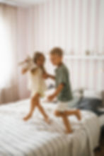 Niños jugando en la cama