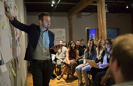 Pessoas reunidas em Assembleia Juntos