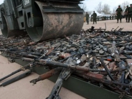 ¿CONFISCACION de ARMAS historicamente tipicamente ha precedido GENOCIDIOS?