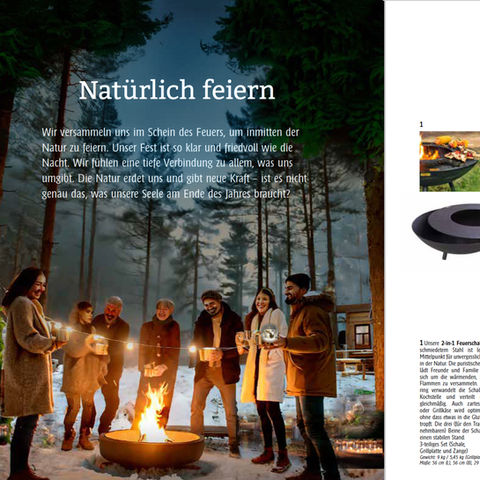 Ausschnitt einer Katalogseite aus dem Waschbärkatalog mit einem stimmungsvollen Bild von fröhlichen Menschen um ein Lagerfeuer und einzelnen Produktbildern samt Texten