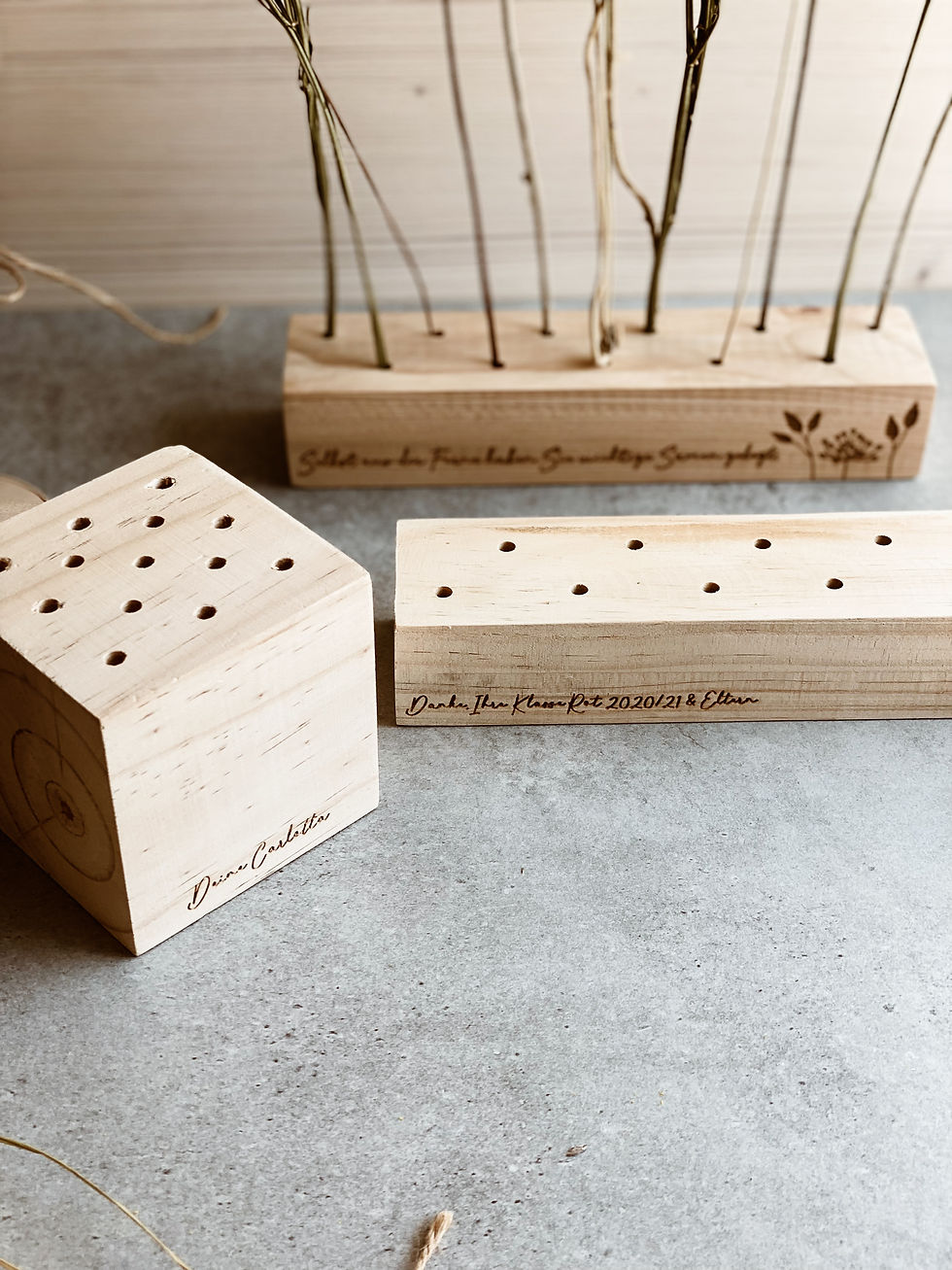 Miniaturbild: Trockenblumen Holzwürfel mit personalisierter Gravur