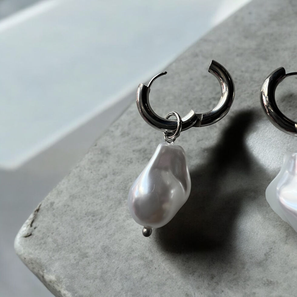 Miniaturbild: Huggie pearl hoop earrings