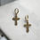 Miniatura: Rose (Premium) - Huggie Cross Earrings