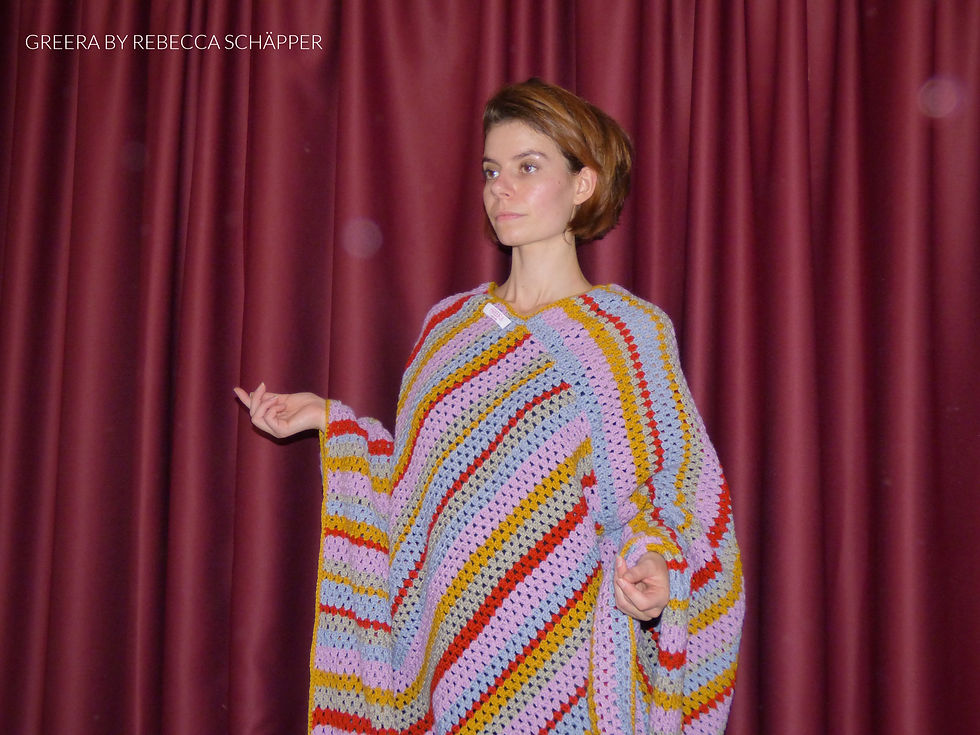 Fotomodel mit Greera Poncho (Produkt)
