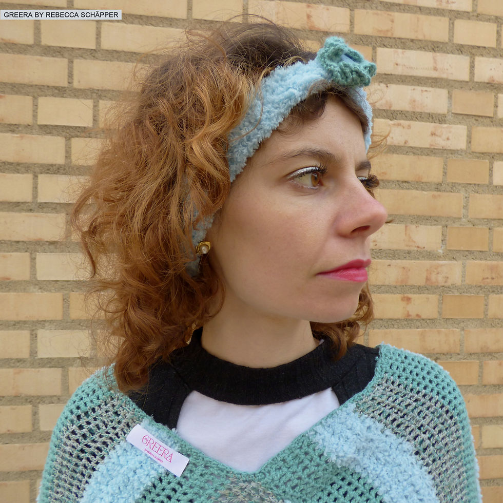 Fotomodel mit Greera Poncho (Produkt)