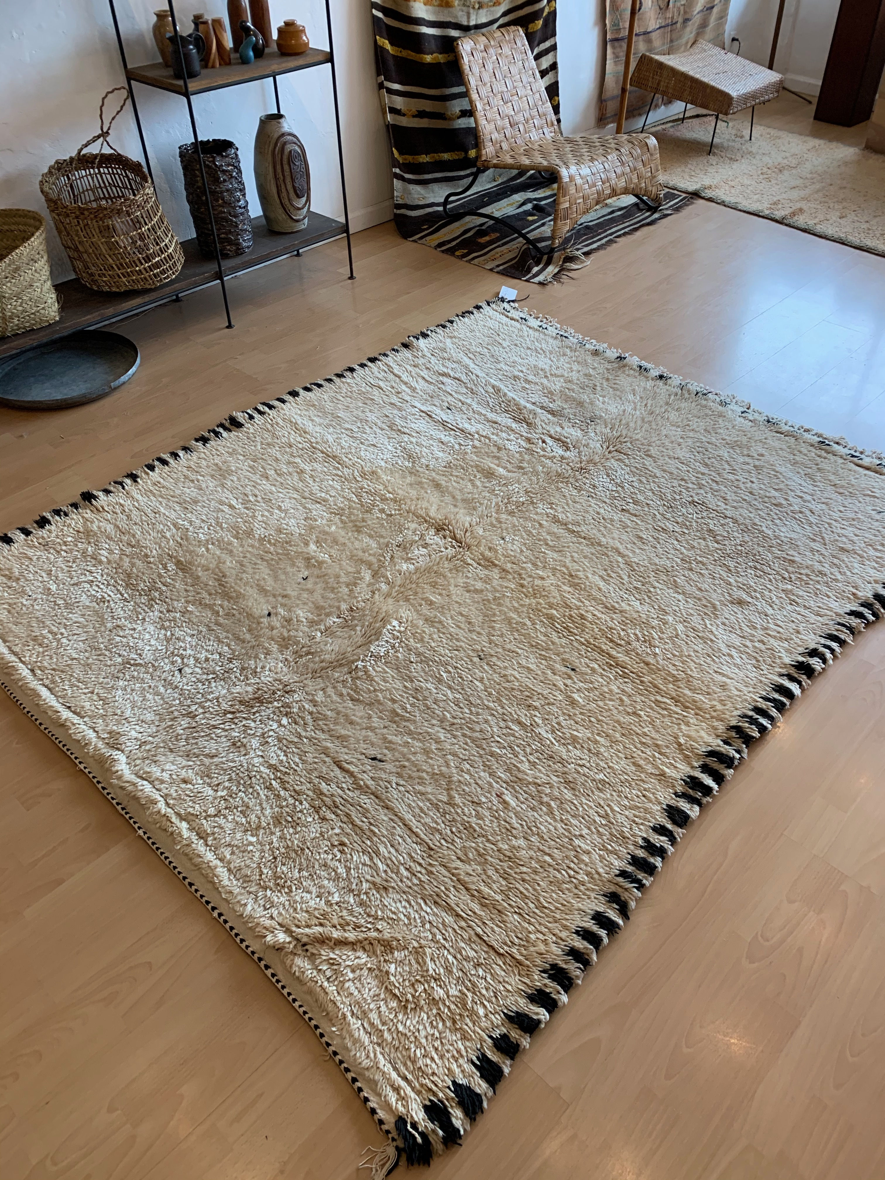 Vintage Neutral Beniourian w/ Border