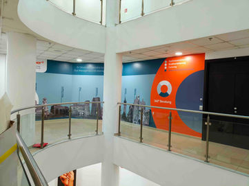 Gracher офис коридори - InfoGraffiti офис сгради стени