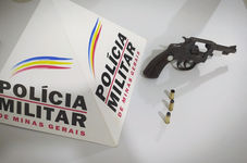 CLIENTE DE BAR É PRESO POR PORTE ILEGAL DE ARMA DE FOGO EM SERRA DO SALITRE - MG