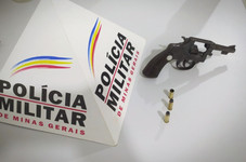 CLIENTE DE BAR É PRESO POR PORTE ILEGAL DE ARMA DE FOGO EM SERRA DO SALITRE - MG
