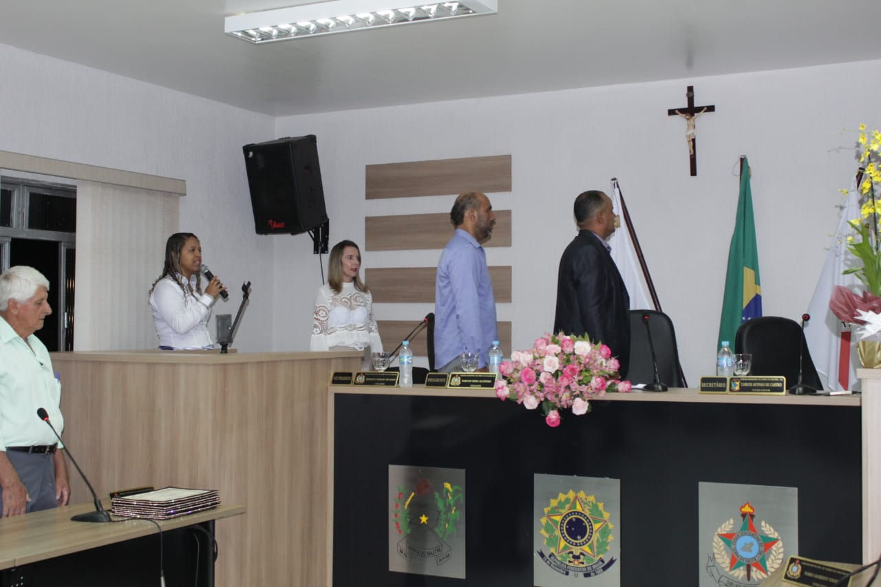 Grazielle cantando o hino nacional