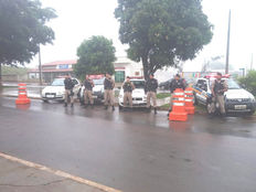 OPERAÇÃO SURPRESA DA POLÍCIA MILITAR E TÁTICO MÓVEL PERCORRE A CIDADE E CUMPRE MANDADOS DE BUSCA