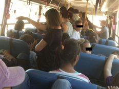 ALUNOS RECLAMAM DE TRANSPORTE MUNICIPAL SUPER LOTADO