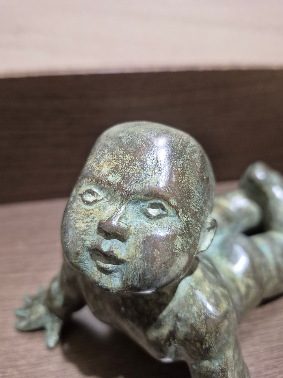 Thumbnail: Bronze Bébé Rampant Béatrice Escoffier Double Patine