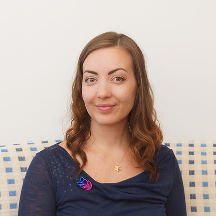 Porträtfoto von Katharina Heyse, offene Haare, sie trägt ein blaues Langarmshirt