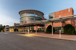 Fotografía arquitectura exterior fachada san vicente fundación rionegro hora azul