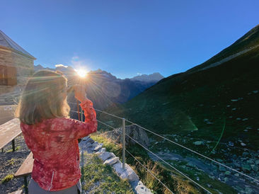 Ilka fotografiert den Sonnenuntergang - Behind the Scene Buchprojekt GlücksUmwege