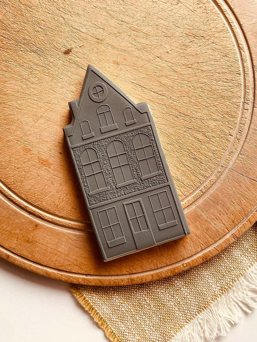 Thumbnail: Details of the terrace house shown on two single-tone fondant cookies