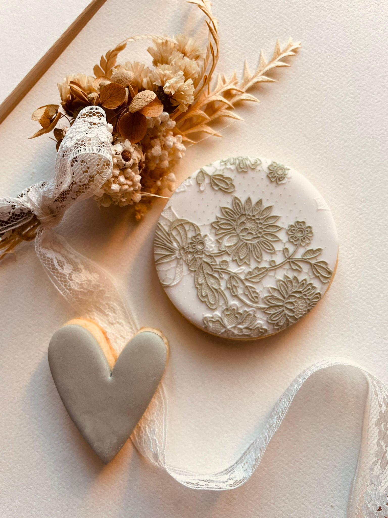 Lace Dahlia Bouquet pattern for fondant cookie decorating