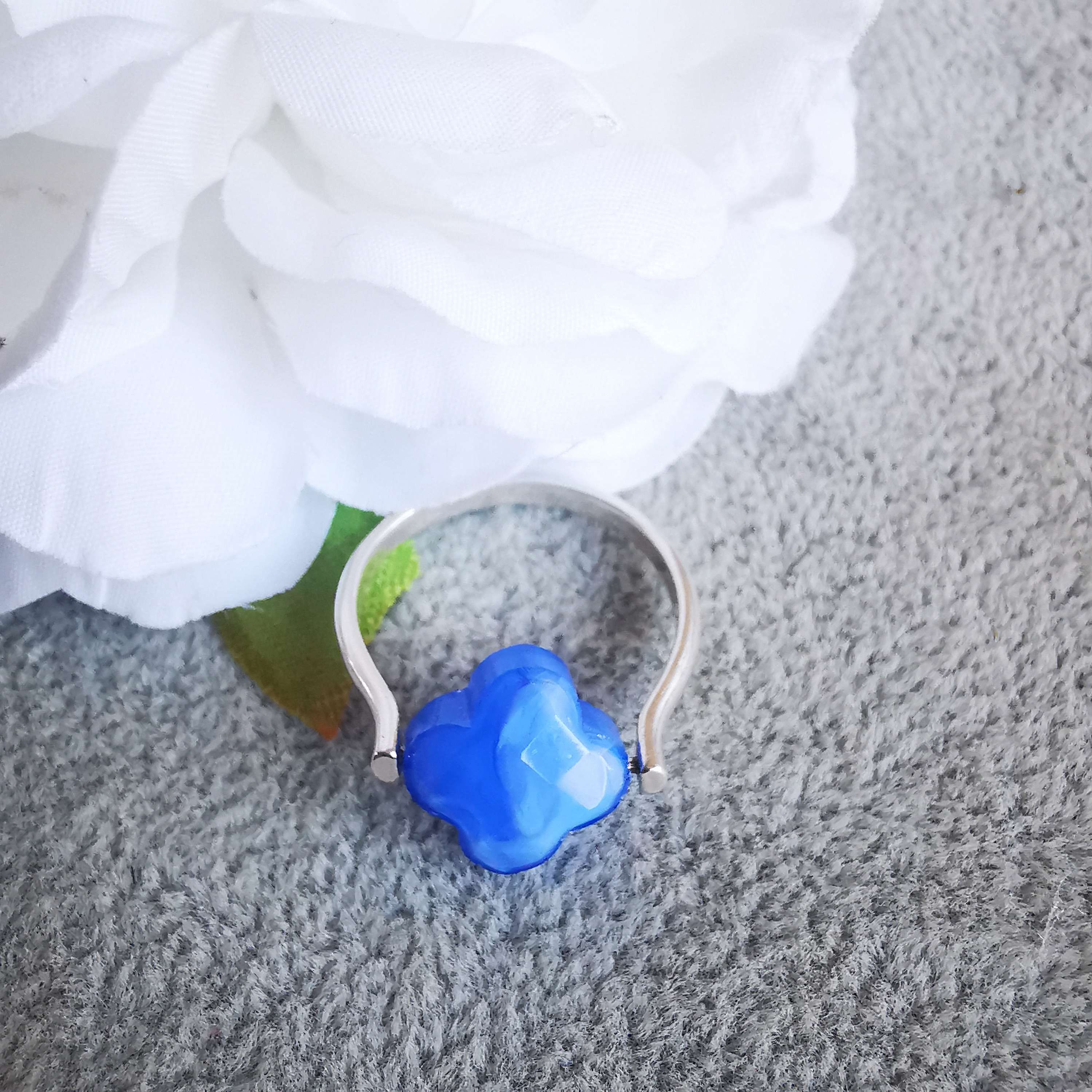 Bague trèfle facetté bleu pervenche 