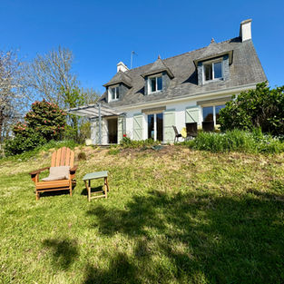 Charmante maison près de la plage de Sainte Marine, confortable et idéale pour des vacances en famille.
Spacieuse et bien équipé vous profiterez de 5 chambres et de deux salles de bains ainsi que d'un espace extérieur offrant un jardin et un coin repas.
Découvrez les atouts de Sainte Marine à proximité dont le port, ses restaurants, les promenades à pieds ou en vélo ...