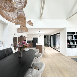 La villa « 13 Ocean » à l’ambiance contemporaine se situe entre le port et les plages et à moins de 15 mn à pied des commerces et restaurants. Vous pouvez abandonner votre voiture et tout faire à pied.
Une piscine intérieure chauffée, des jeux et des jouets, des livres…des terrasses, un brasero sont à votre disposition.
L’interieur est soigné, la literie de qualité hôtelière et l’environnement très calme.