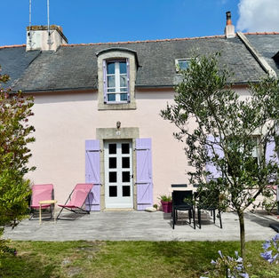 Havre de paix garantie pour cette jolie maison pleine de charme en plein coeur de sainte marine, à l'abri des regards.
Au bout d'une venelle paisible et fleurie, vous profiterez d'un séjour en toute sérénité près du port avec toutes les commodités à quelques pas.
Confortable et bien équipée, la maison rose dispose de deux chambres dont une très spacieuse et d'un espace de vie ouvert et cosy.
La proximité du port, des restaurants, d'un petit supermarché et des loisirs nautiques est un vrai bonus.