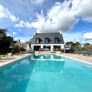 La Villa du Grand Large classée 5 étoiles vous séduira par ses équipements de qualité et sa décoration raffinée.

Spacieuse, elle peut accueillir jusqu'à 14 voyageurs.
Tout confort, la villa dispose d'une piscine chauffée, d'un spa, d'une salle de sport, d'un grand jardin et d'un accès à la plage et aux marais de Mousterlin.