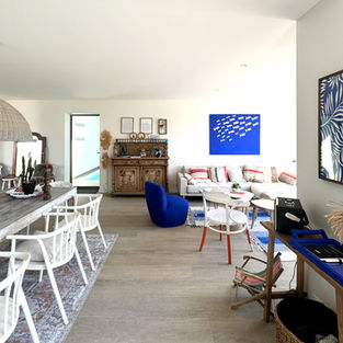 Superbe villa de plein pied à proximité du port et de la plage avec piscine intérieure privée chauffée pouvant accueillir 6 adultes et 4 enfants. Posez votre voiture et la détente est assurée, tout peut se faire à pied ou à vélo.