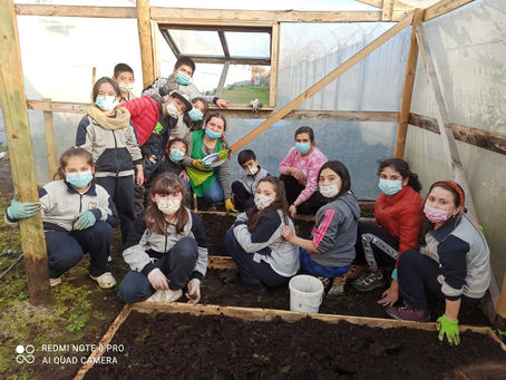 Taller Huerto Escolar integra a los padres y apoderados en el trabajo de invernadero
