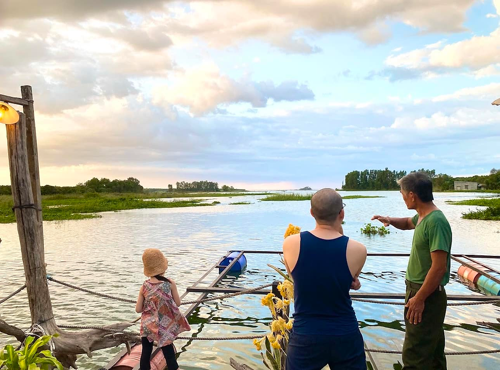 Khách trải nghiệm khu chèo SUP của Panorama Glamping Đồng Nai