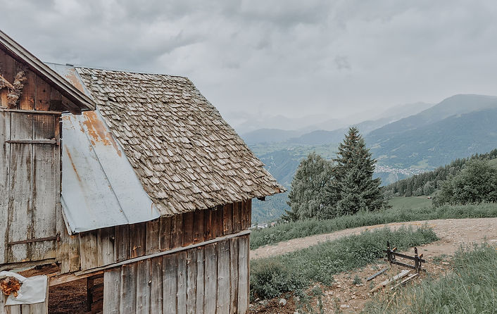 Blick auf den Stall und das Panorama