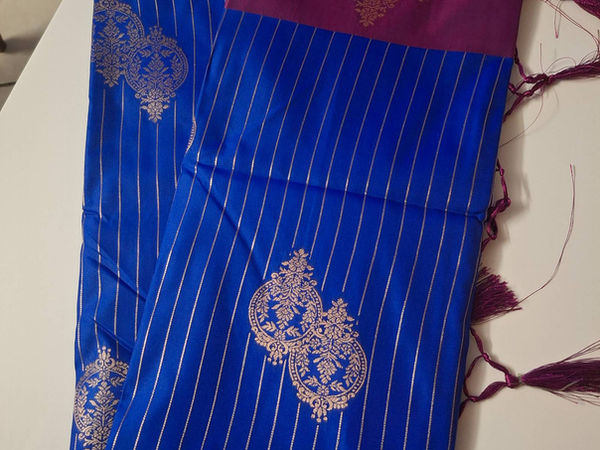 Saree traditionnel indien bleu et bordeaux