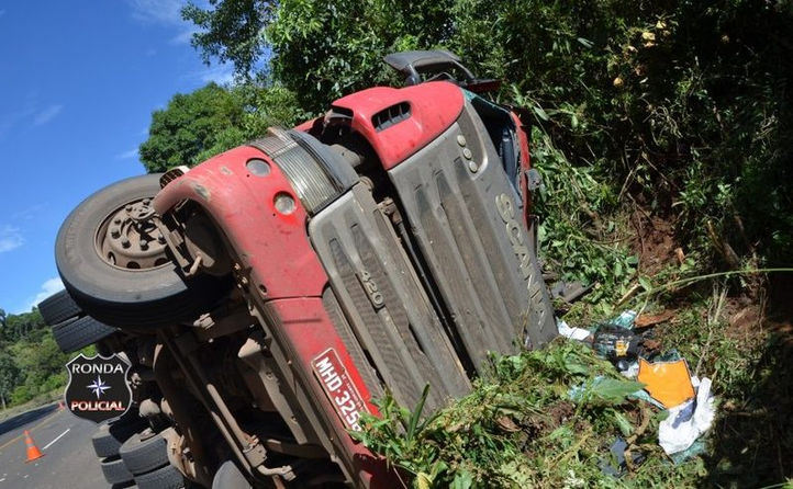 Caminhoneiro fica preso às ferragens em grave acidente na SC-157