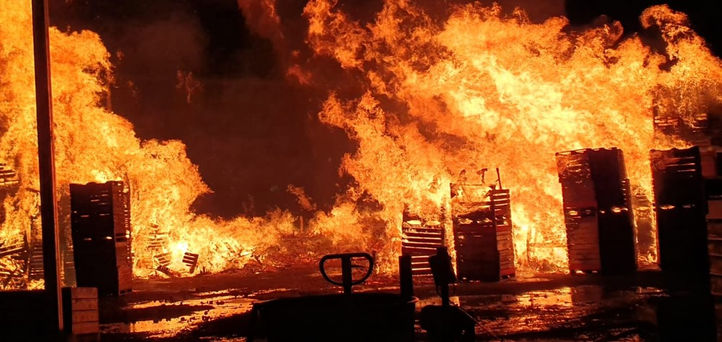 Bombeiros controlam incêndio em área externa de empresa