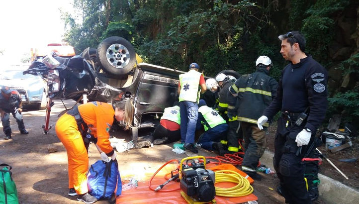 CAMINHONETE CAPOTA EM CORDILHEIRA ALTA