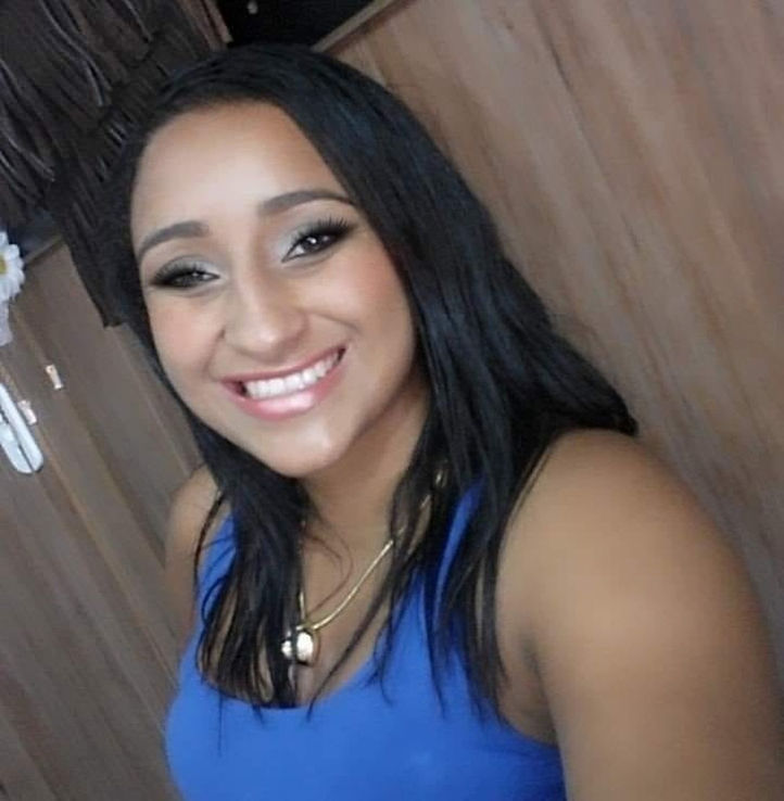 MULHER É MORTA A TIROS NO MEIO DA RUA