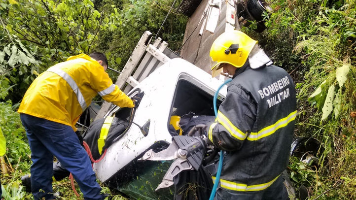 Caminhoneiro morre após sair da pista e cair em barranco em Cordilheira Alta