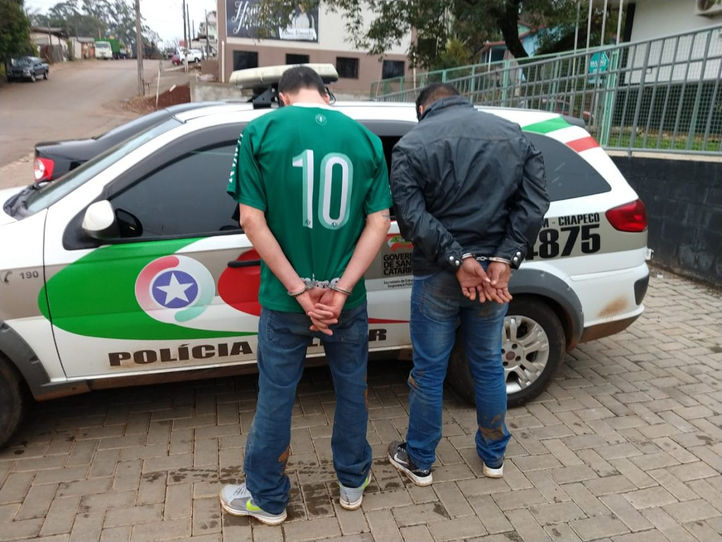 APÓS JOGAREM FORNO EM POLICIAIS, HOMENS SÃO PRESOS EM CHAPECÓ