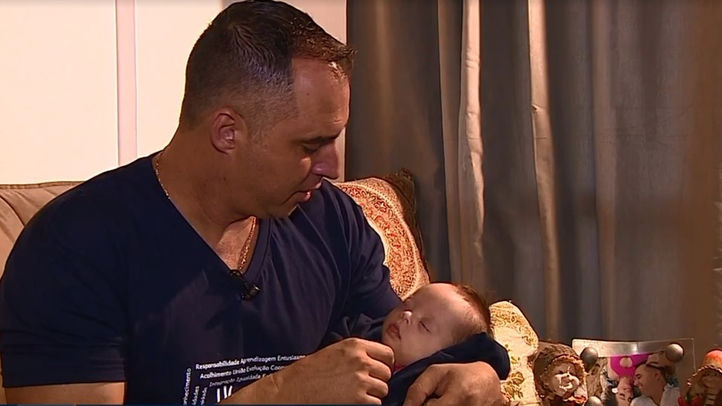 Pai cuida sozinho de bebê com Down em SC por morte de mulher 5 dias após parto: 'Não vou medir e