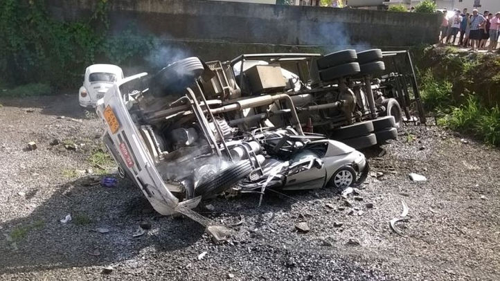 Caminhão perde os freios, atinge veículos e pega fogo no Centro de Lindóia do Sul