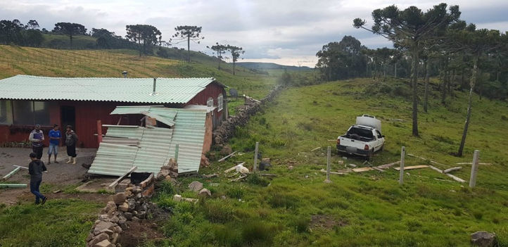Caminhonete cai de barranco e invade casa em São Joaquim