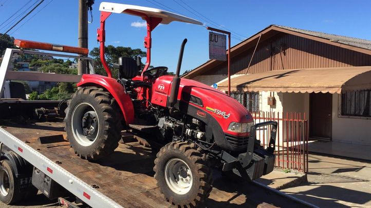 EMPRESÁRIO É PRESO COM TRATOR FURTADO HÁ UM ANO EM CORONEL FREITAS