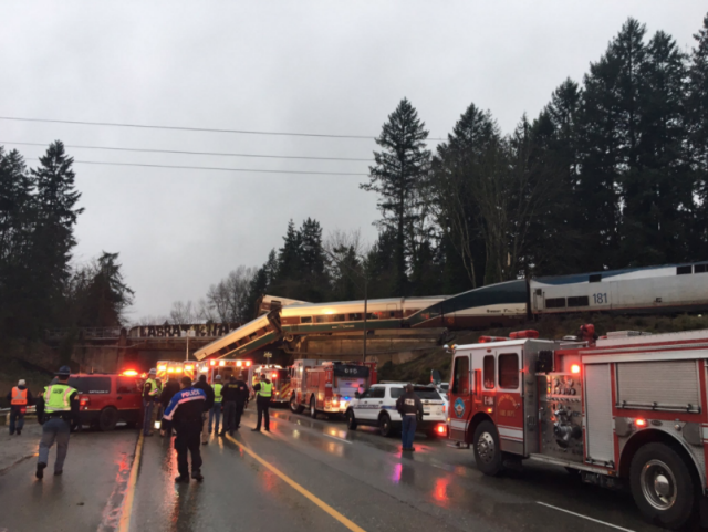 Trem descarrila em viaduto dos EUA e deixa mortos e feridos