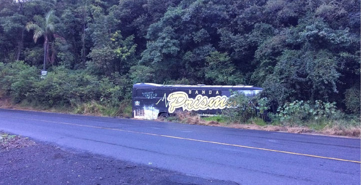 Quilombo-Ônibus da Banda Prisma se envolve em acidente na rodovia SC-157