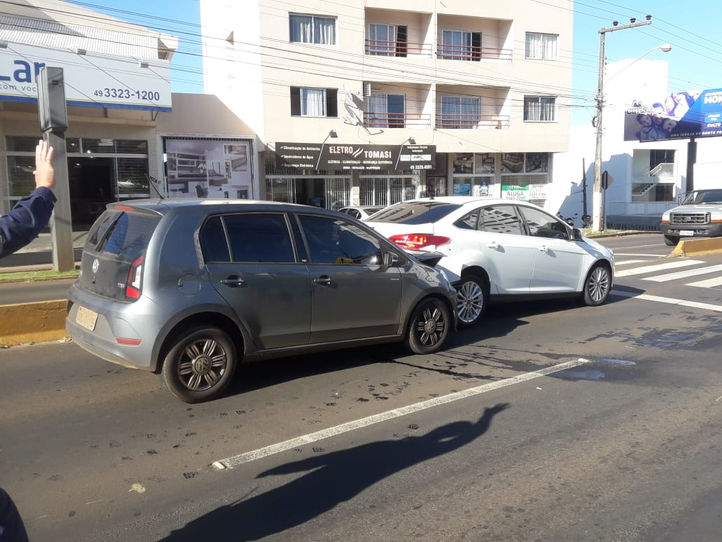 CHAPECÓ: CARRO PARA EM FAIXA DE PEDESTRE E OUTRO BATE NA TRASEIRA