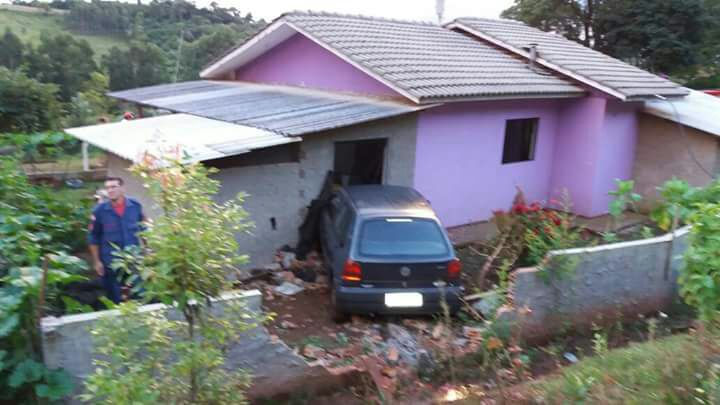 Novo Horizonte-Saída de pista com colisão em residência