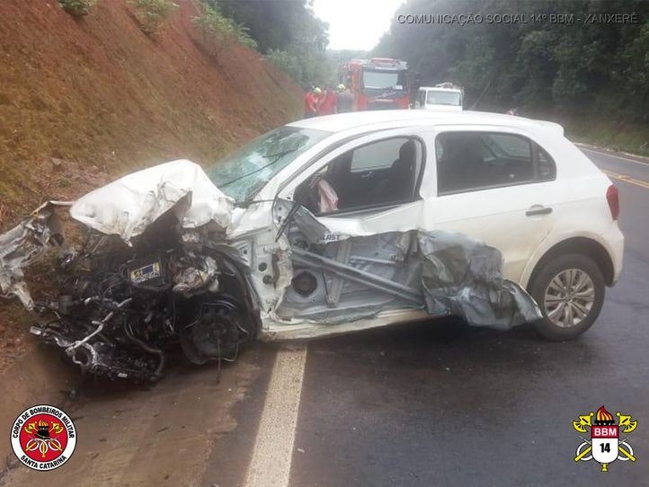 Motorista passa mal e colide veículo de passeio em caminhão na BR-282