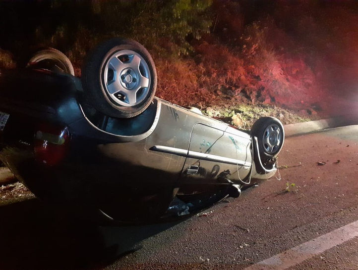 Duas pessoas ficam feridas, após carro sair da pista e cair em barranco de cerca de 5 metros no Oest