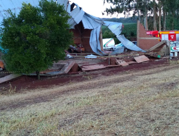 VENDAVAL DERRUBA BARRACÃO E DEIXA UMA PESSOA MORTA EM LAJEADO GRANDE
